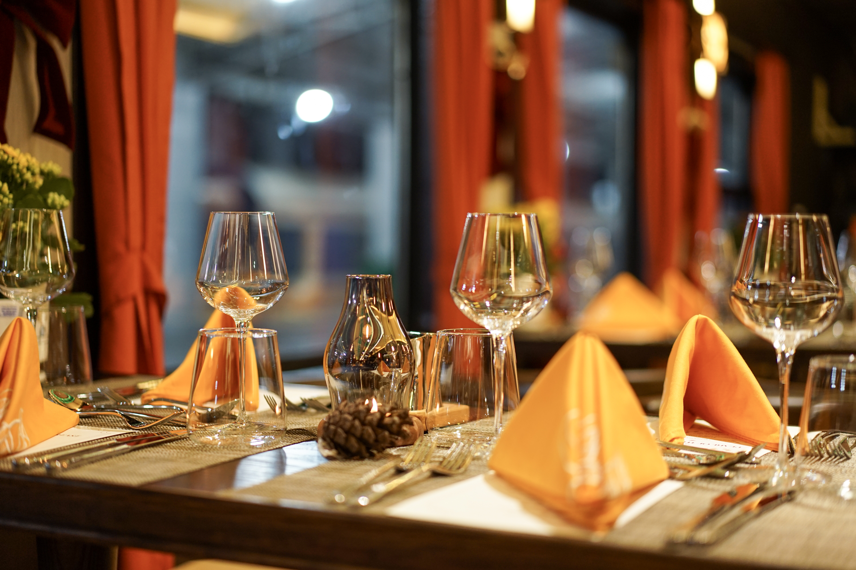 Bistro Dining & Bar Car