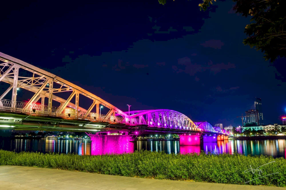 ruong tien bridge at night