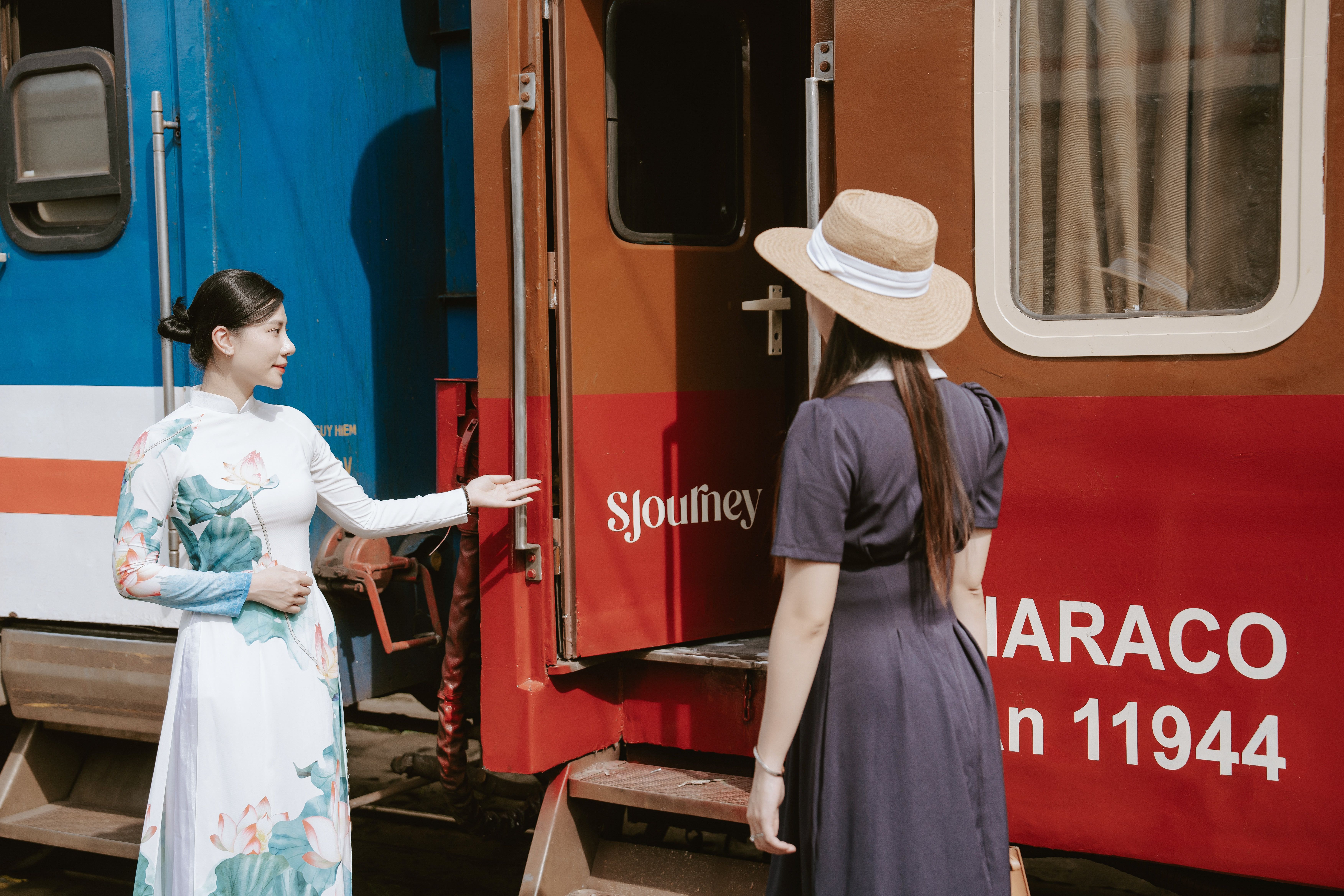 Sjourney luxury train tour ninh binh
