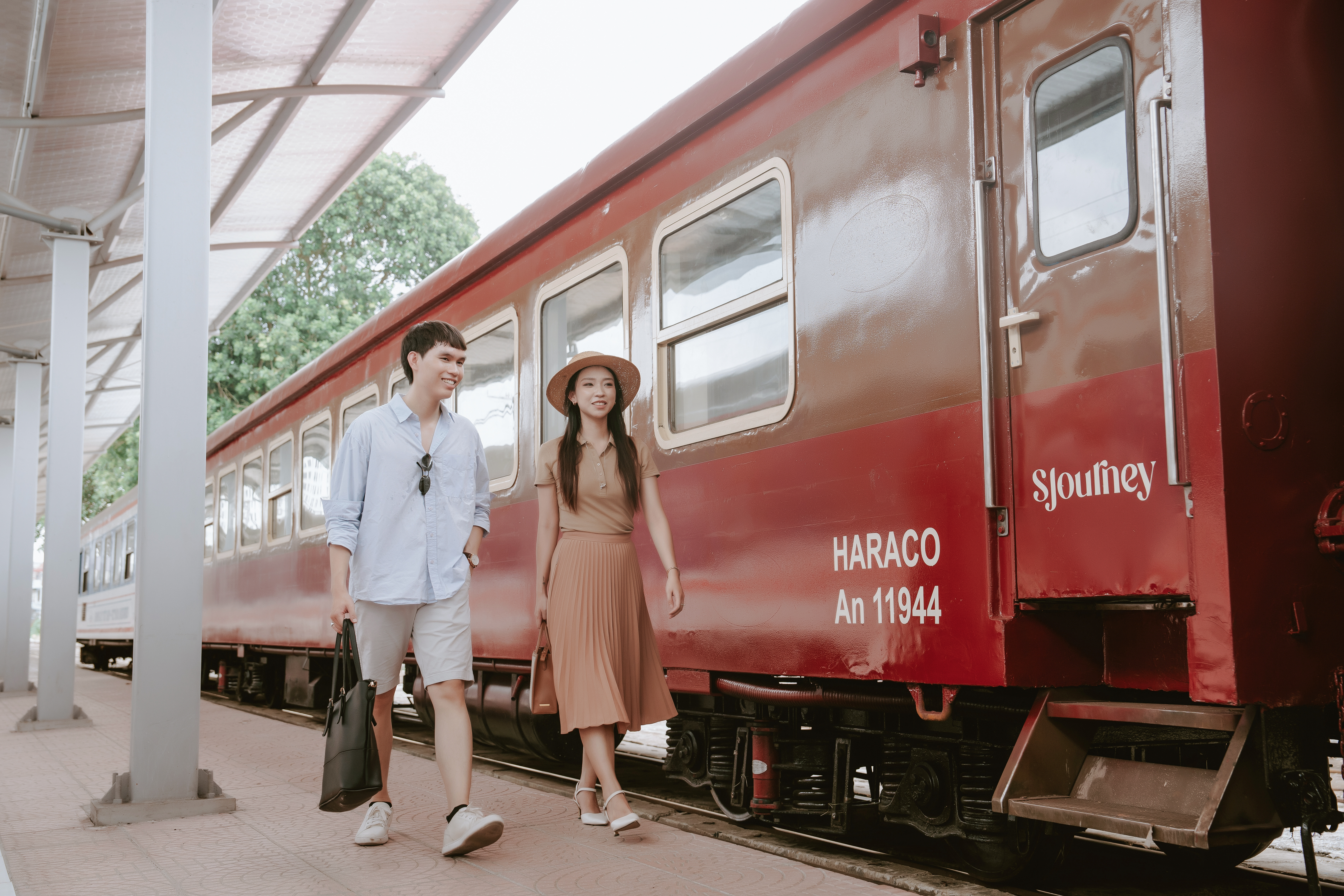 DUY luxury train to bich dong pagoda