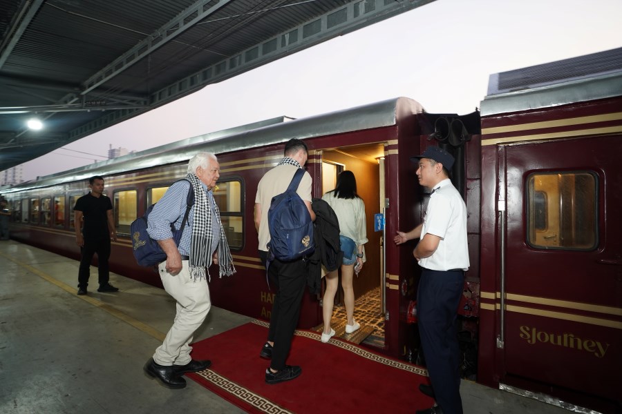 Sjourney staff inviting and checking passengers