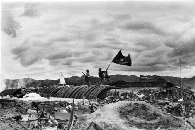 A-Vietnamese-soldier-raising-the-Vietnamese-flag-at-the-Battle-of-Dien-Bien-Phu