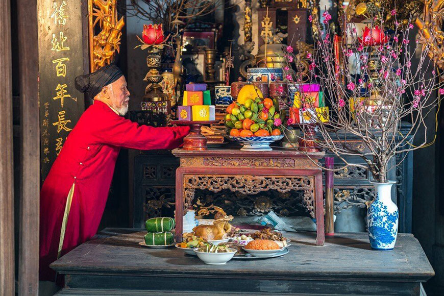 Ancestor-worship-in-Vietnam-a-family-altar-with-offerings-and-incens