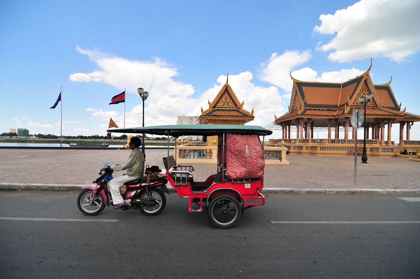 Experience the tuk-tuk