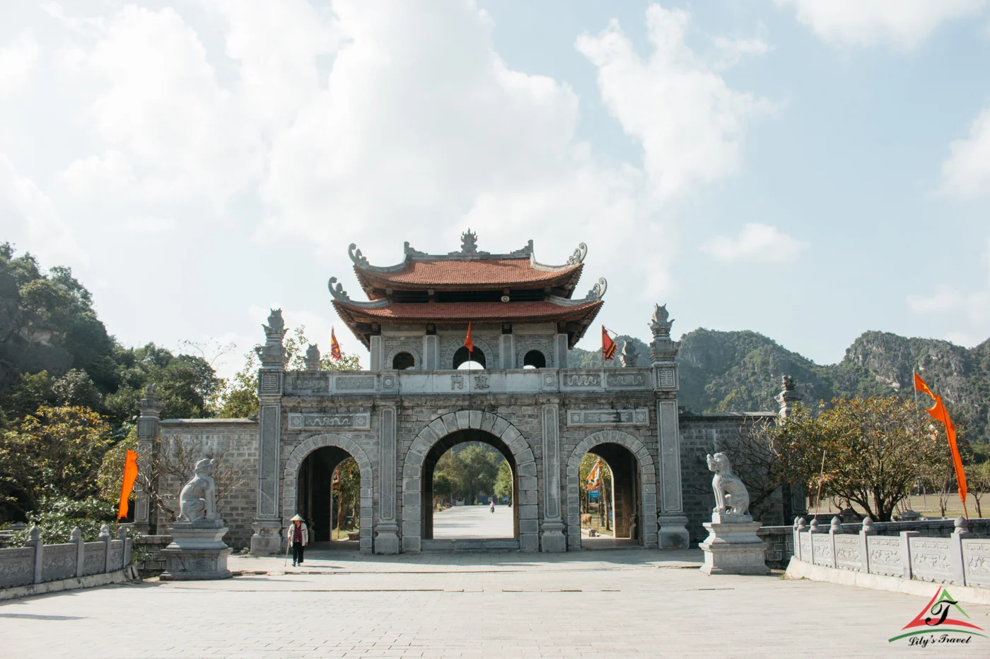 hoa lu ancient capital gate