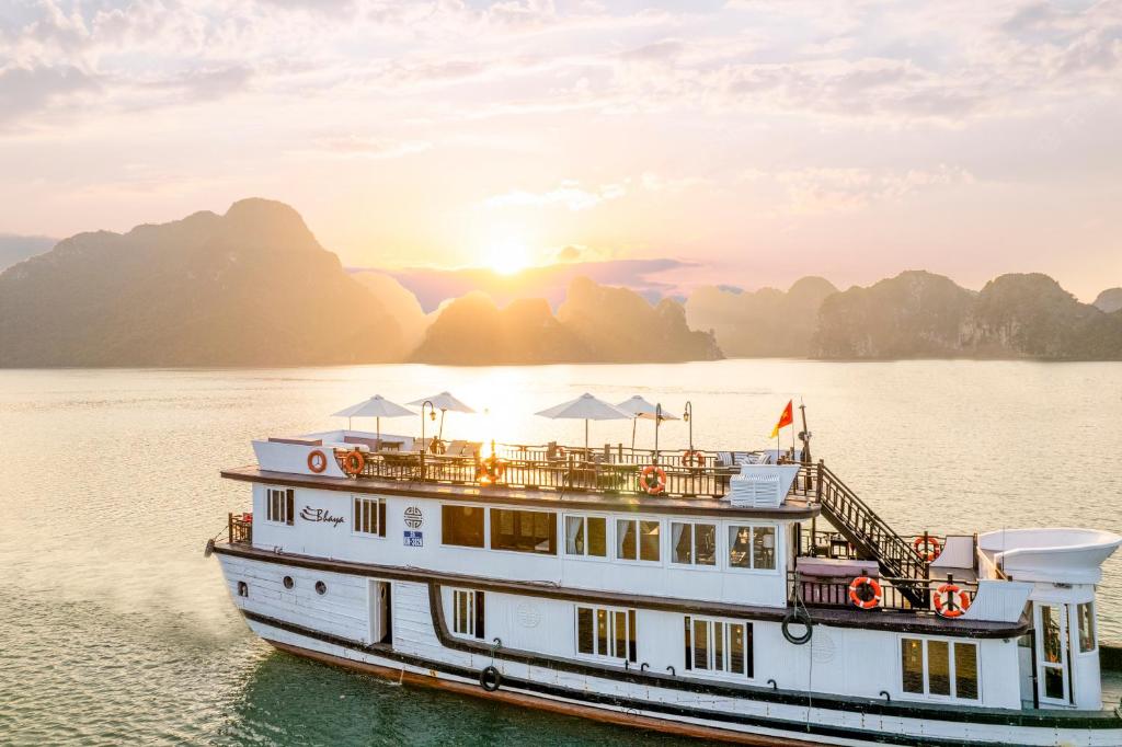 Private-Sunset-Cruise-in-Halong-Bay