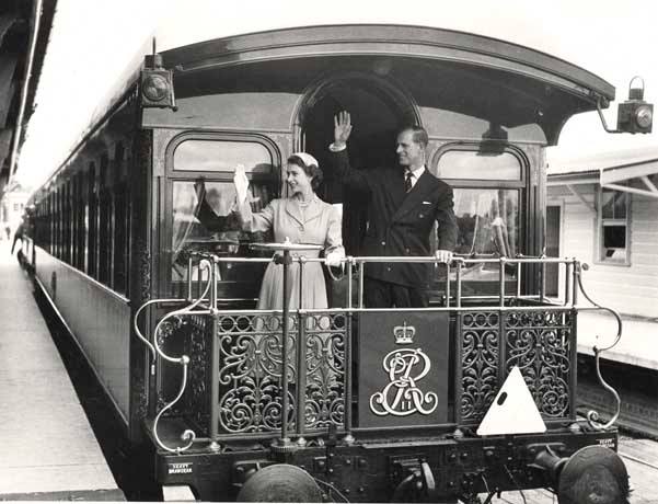  Queen-Elizabeth-II-and-the-Duke-of-Edinburgh-on-the-Royal-trains-in-Bathurst-1954