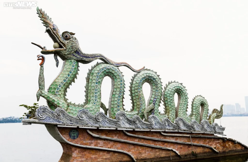 Statues-of-two-dragons-at-West-Lake-Hanoi