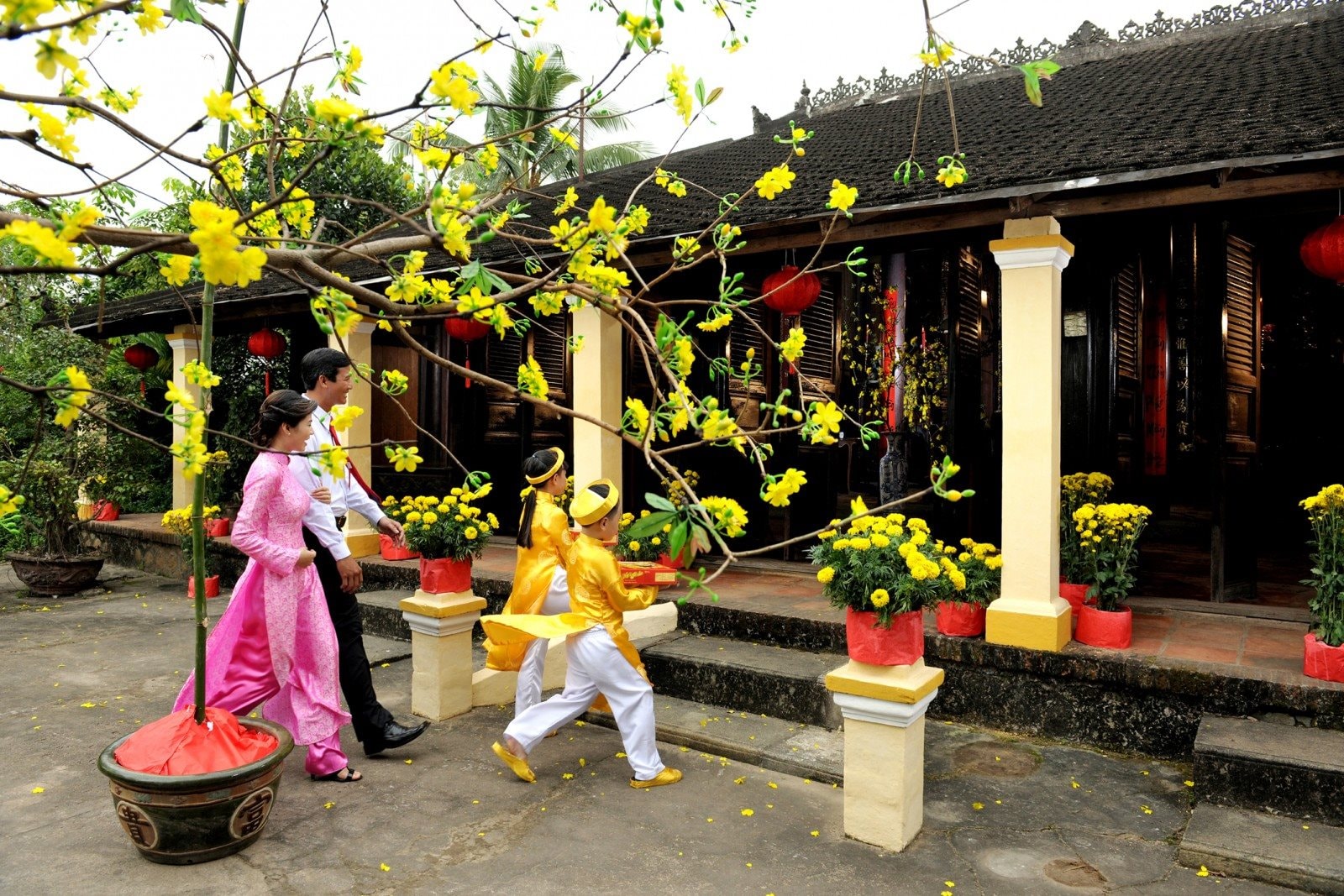 The First Visitor of the Year (“Xông Đất”)