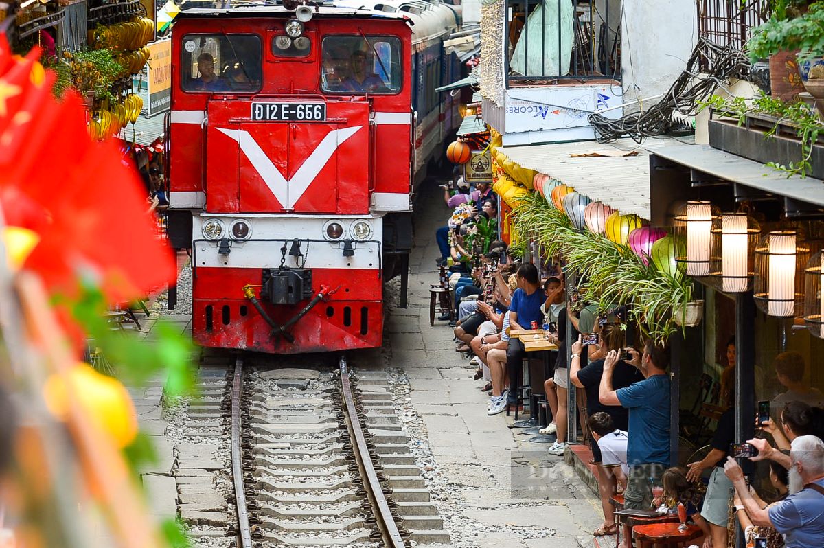 Train-Street-in-Hanoi-with-cafes-lining-the-railway.