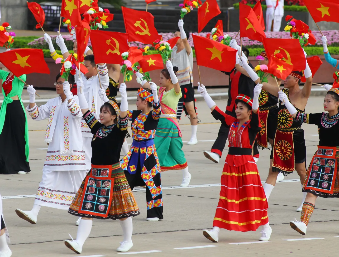 Vietnamese-people-marching-with-flags-and-wearing-traditional-costumes