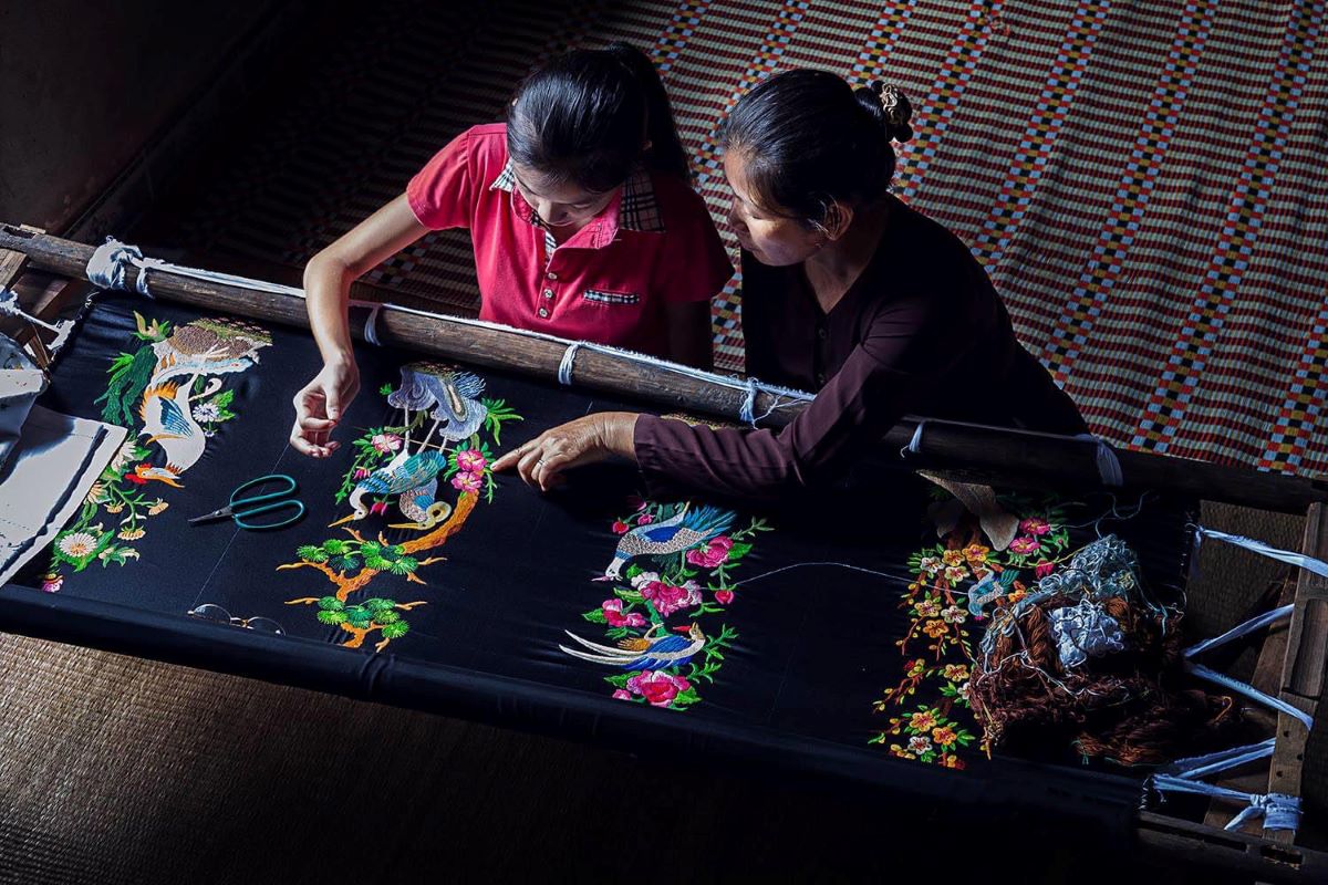 artisans-making-embroidery-paintings