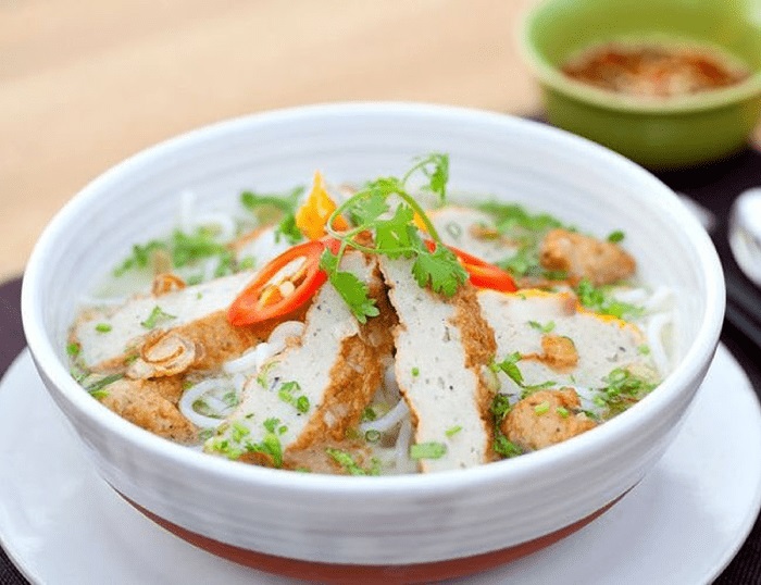 banh canh cha ca (Fish Cake Noodle Soup)