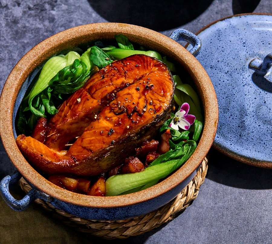 caramelized fish in clay pot | SJourney