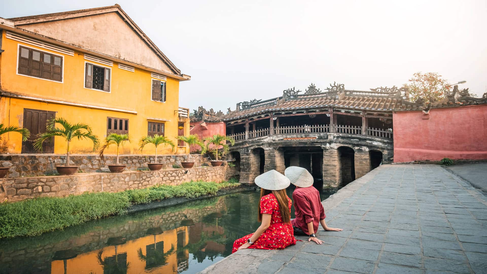 couple-in-hoi-an-vietnam-honeymon