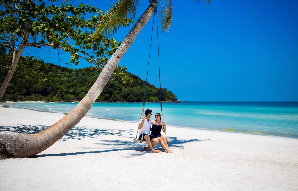 couple-on-honeymoon-at-phu-quoc-beach