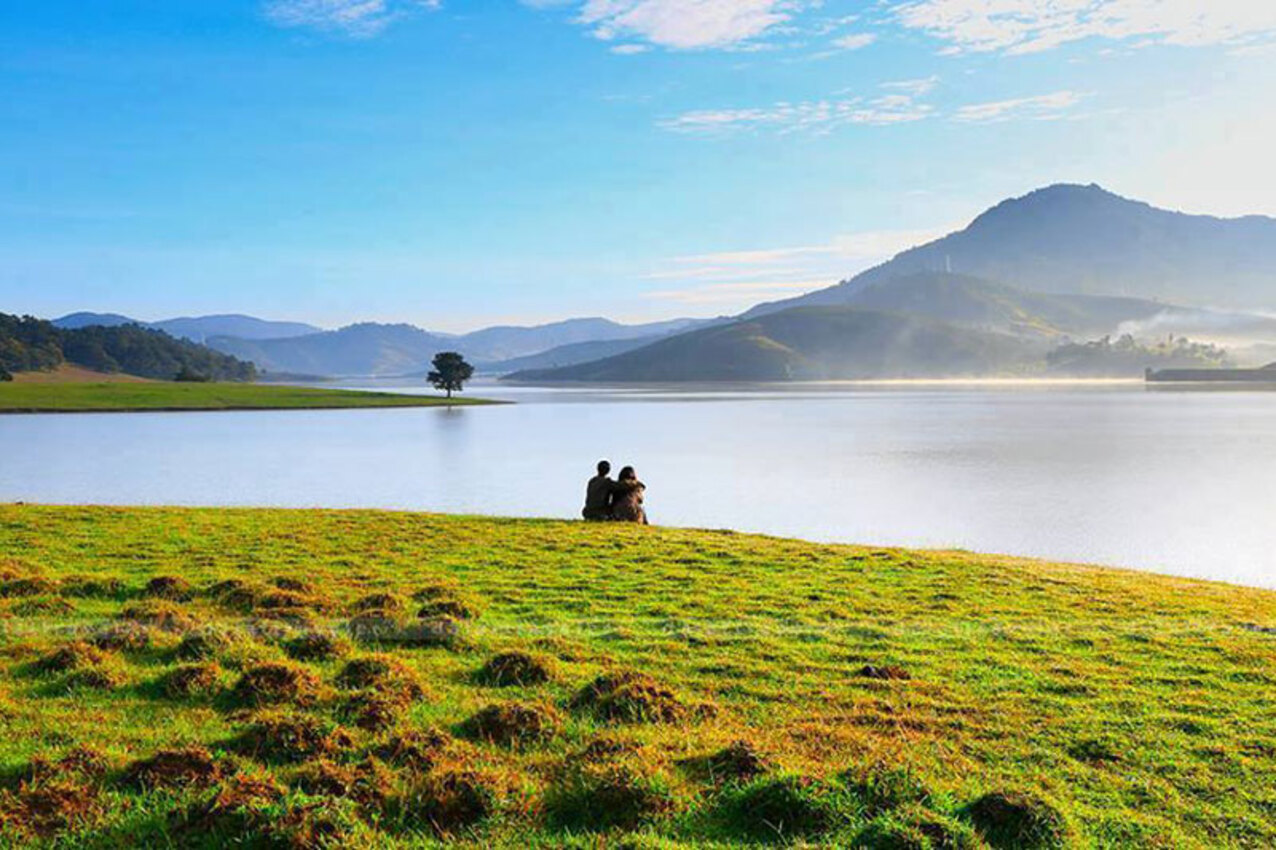 couple-sightseeing-at-suoi-vang-lake