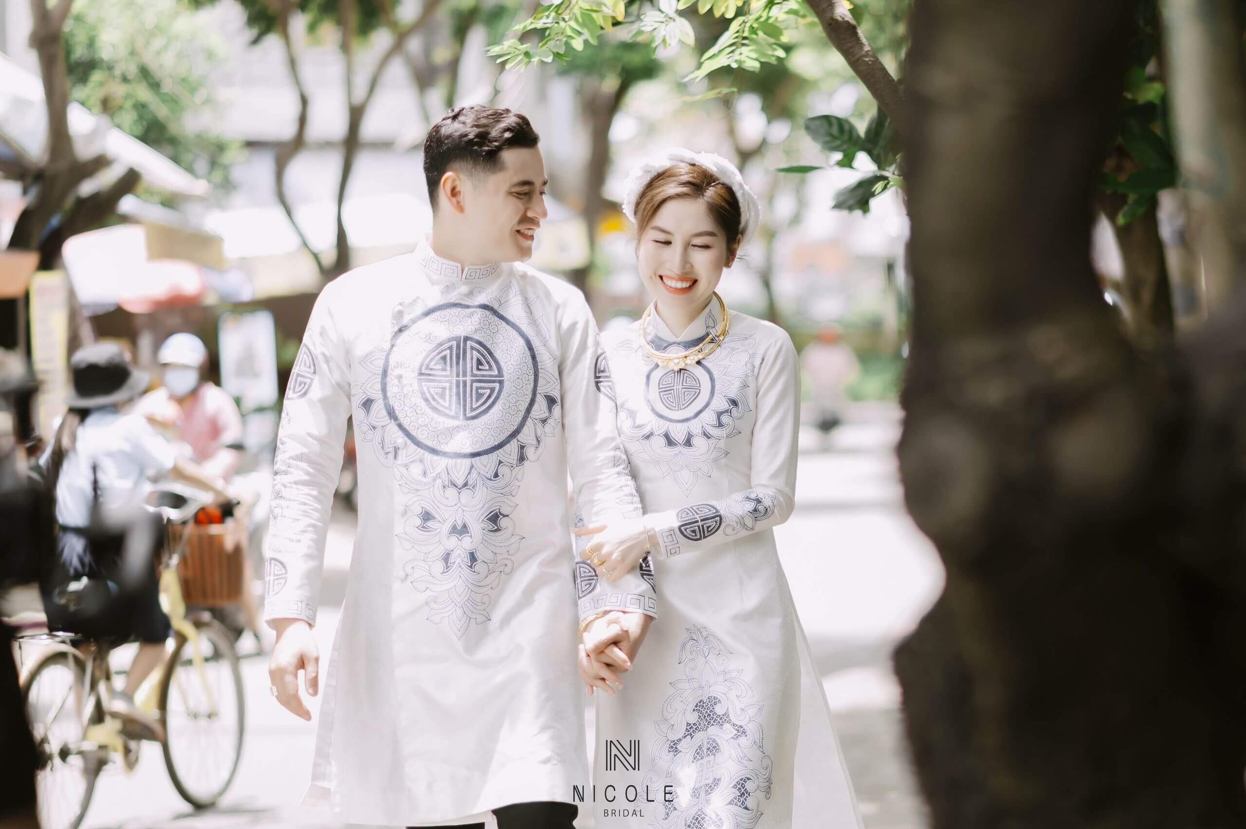 couple wearing ao dai | SJourney