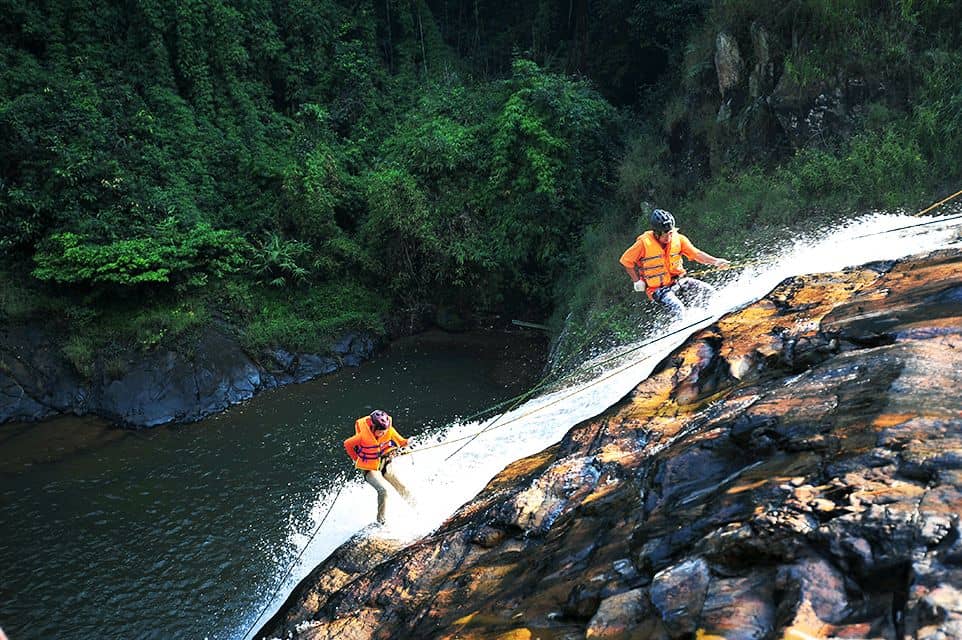 dalat-waterfall-rappelling