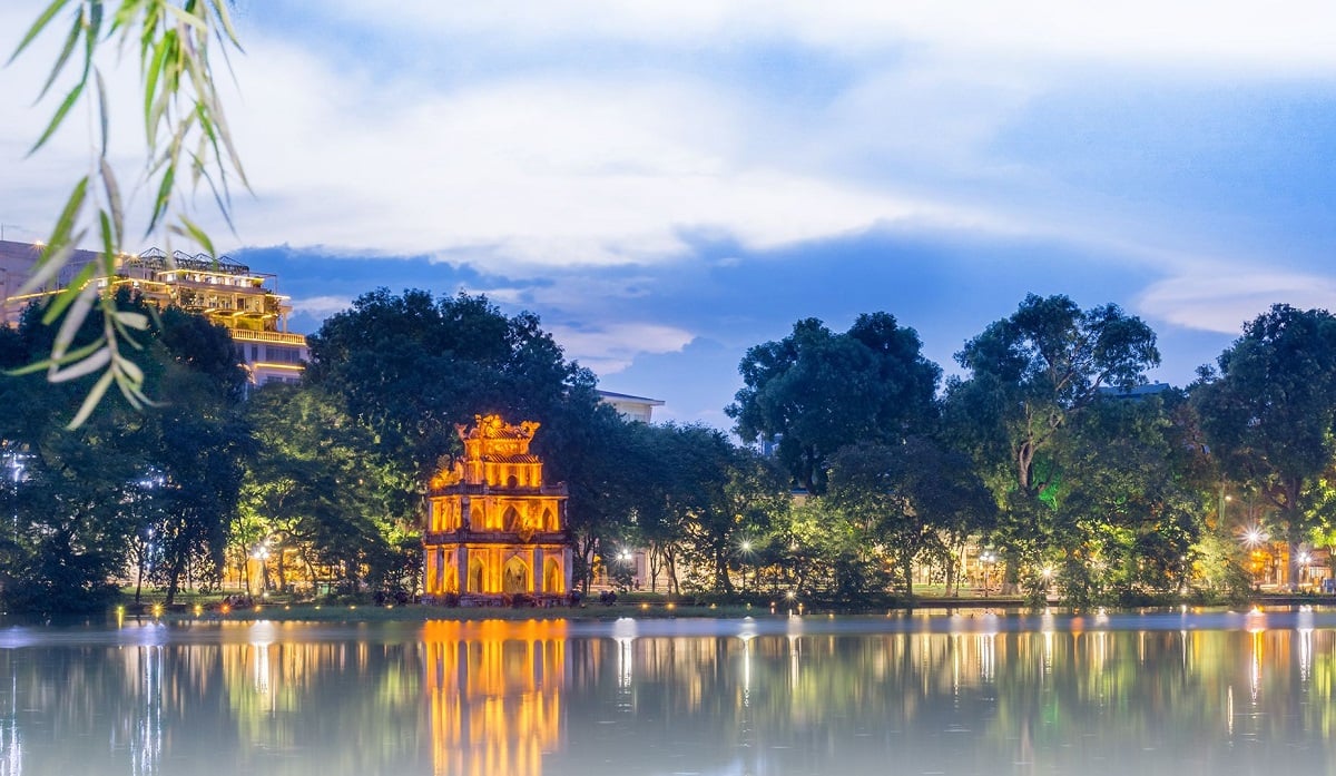 hoan kiem lake night view with lights | SJourney