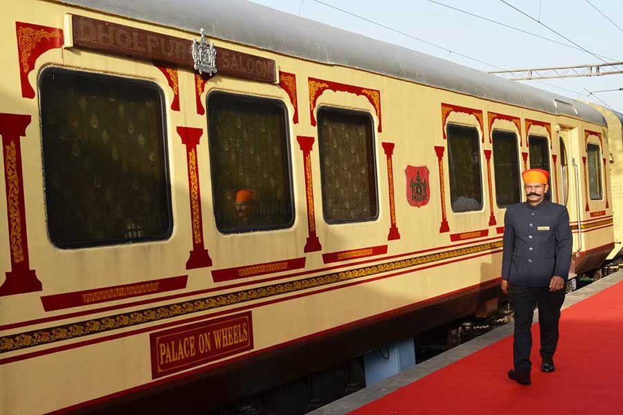 indian-railway-luxury-train-palace-on-wheels-exterior.