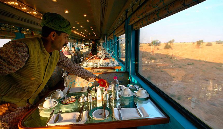 luxury-dining-table-in-indian-railway-train