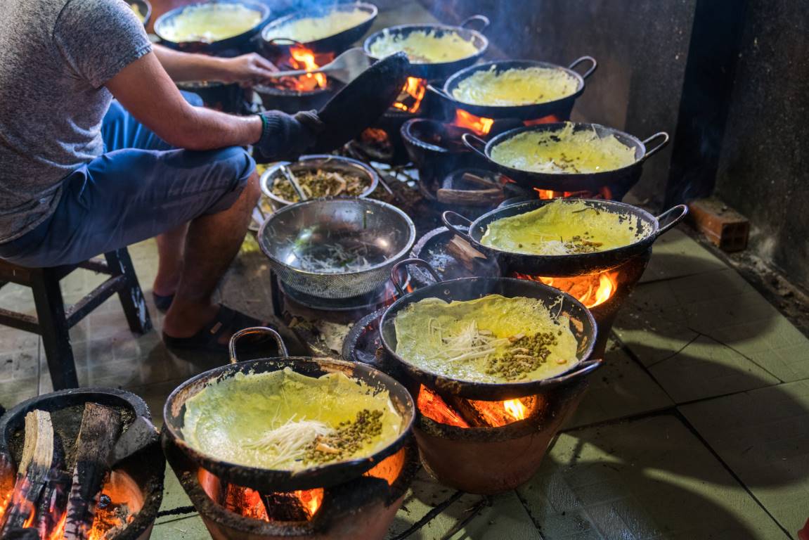 making pan fired banh | SJourney