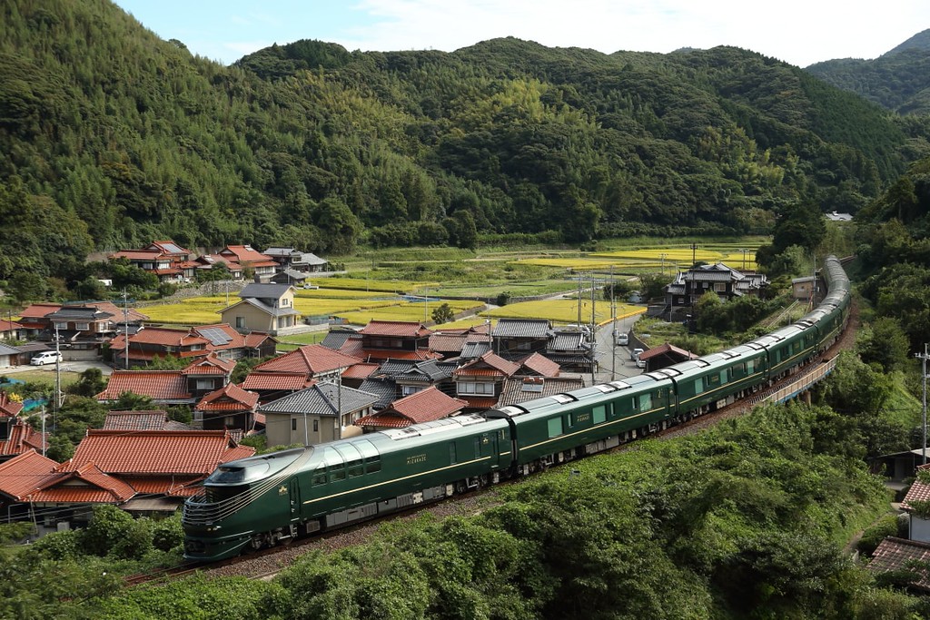 overview-of-green-japanese-luxury-train.