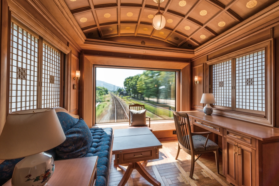 panoramic-window-on-train