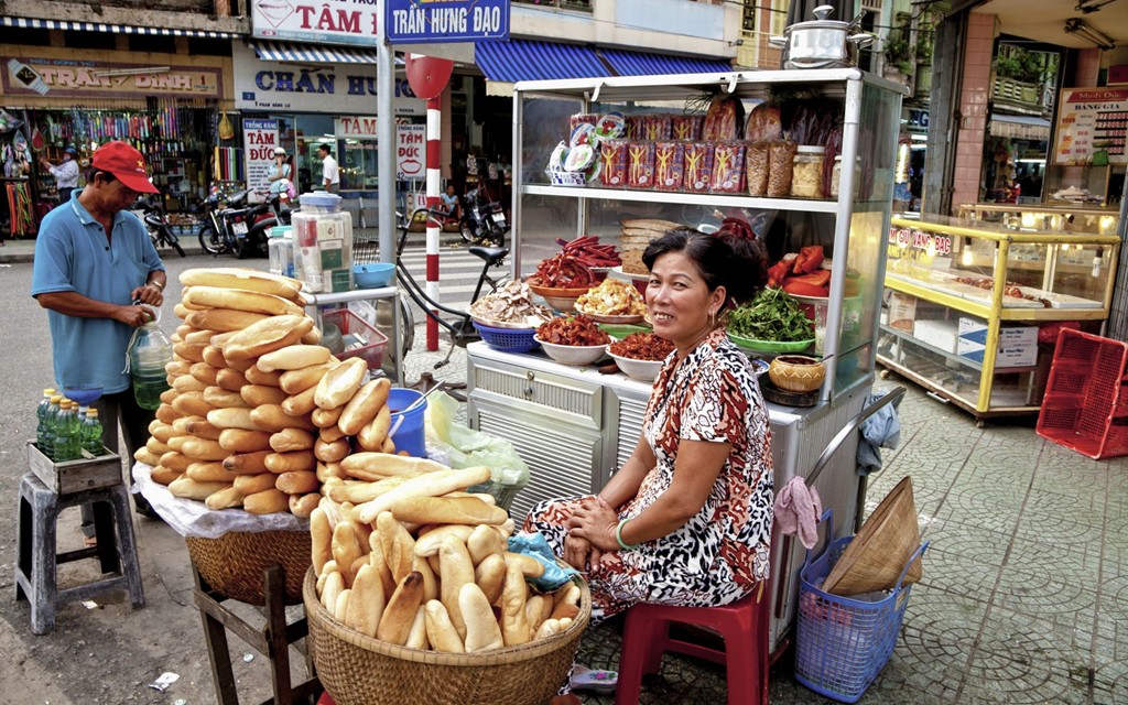 street food banh mi in vietnam | SJourney