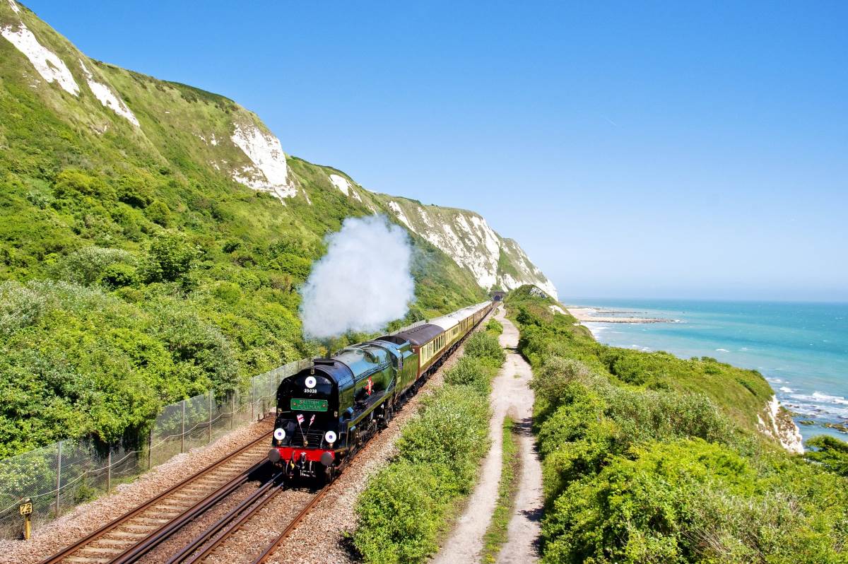 stream-train-one of the-famous british-luxury-train journeys