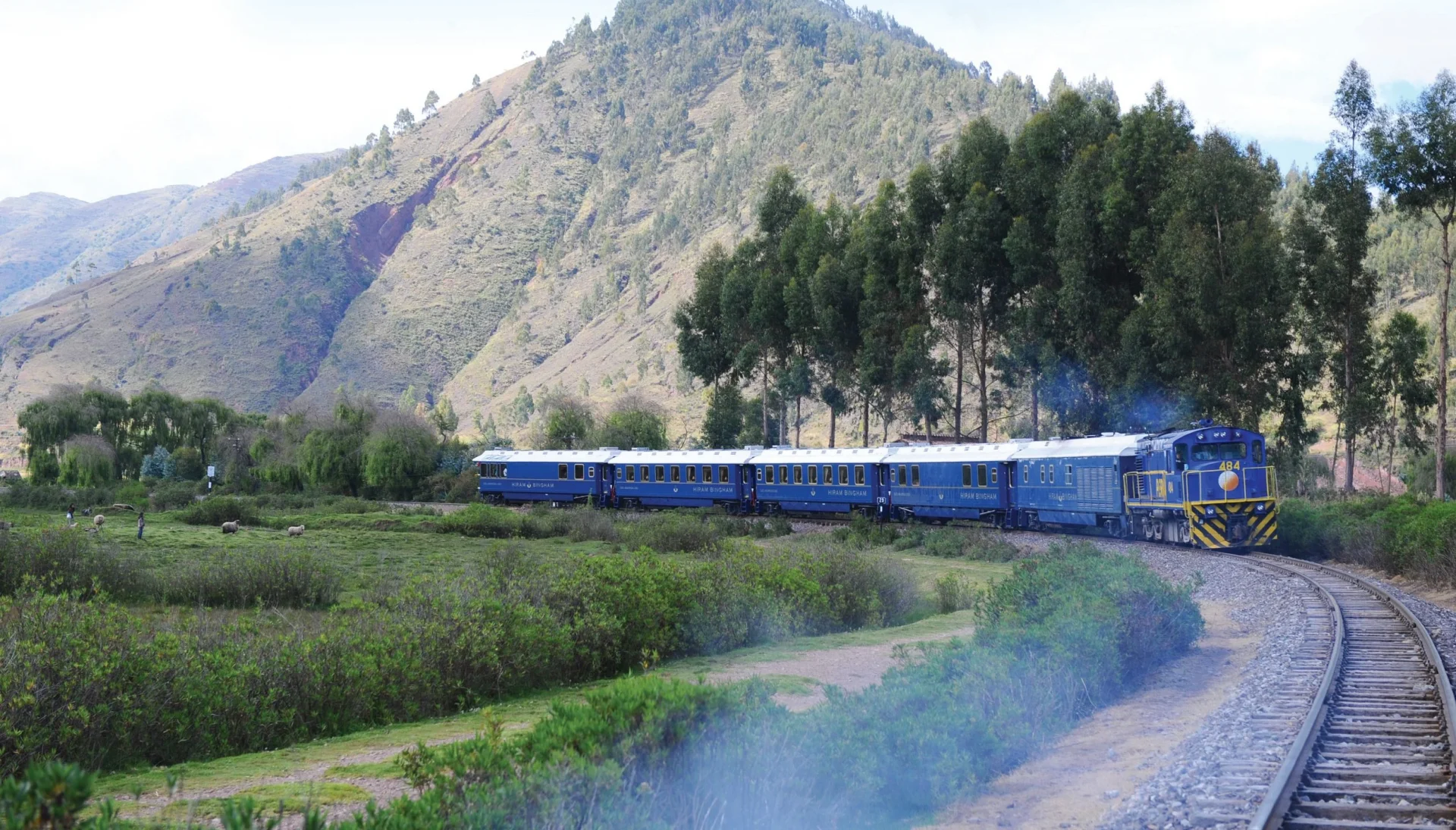 the-hiram-bingham-train-in-peru-through-mountain