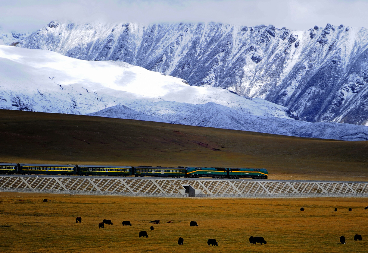 the-quinghai-tibet-railway-through-mountain-valley