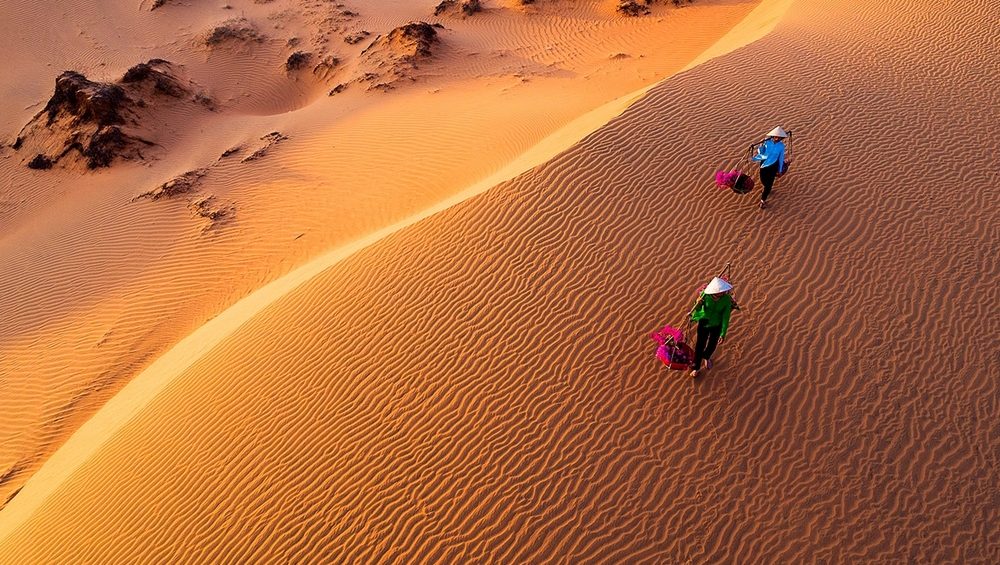 vietnamese-people-on-sand-dunes-in-phan-thiet