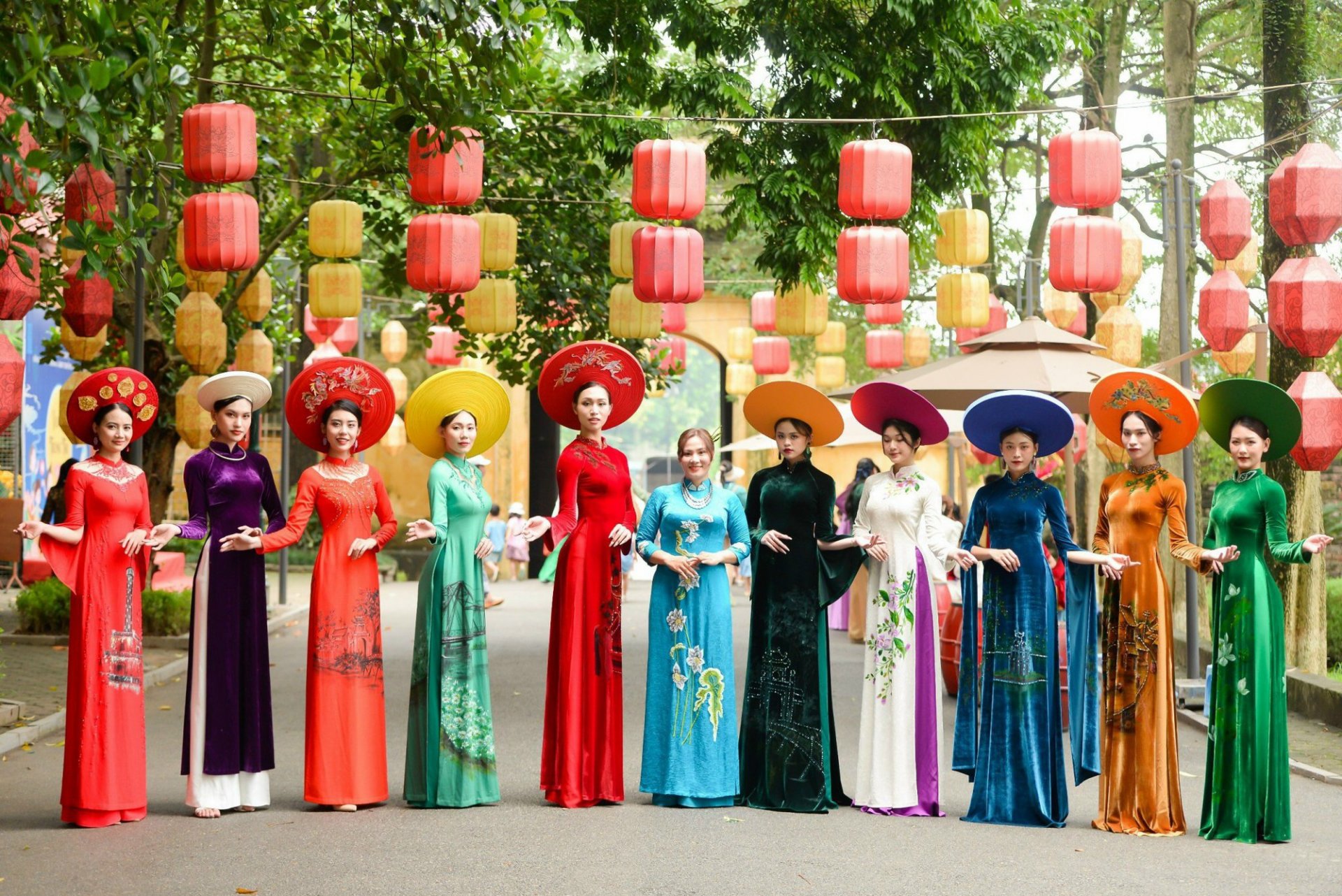 vietnamese women wearing ao dai with different designs and colors | SJourney