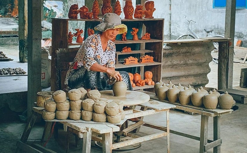 woman-making-clay-pot